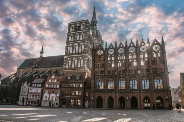 Rathaus Stralsund mit der Nikolaikirche am Alten Markt